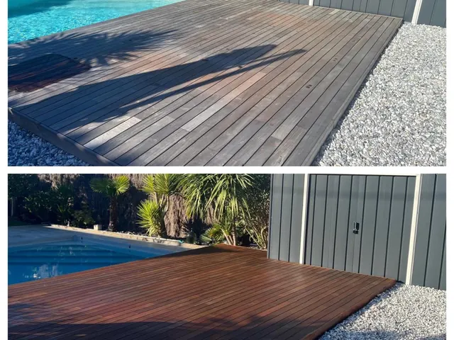 Tour de piscine en bois, mousse et algues sur la zone de circulation
